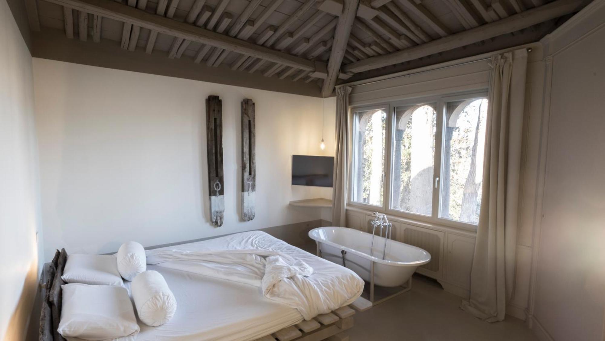 Large Double Room,1765931829:JPEG